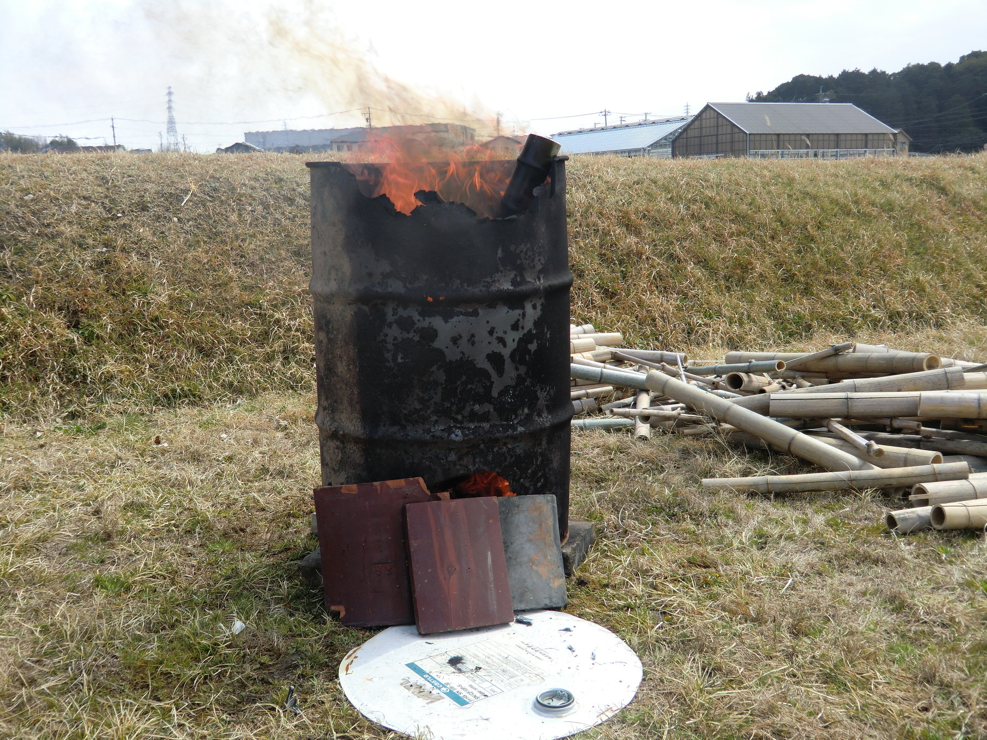 ドラム缶で より簡単に竹炭を作る 開放型竹炭焼成法に再チャレンジ 莇生 の研究