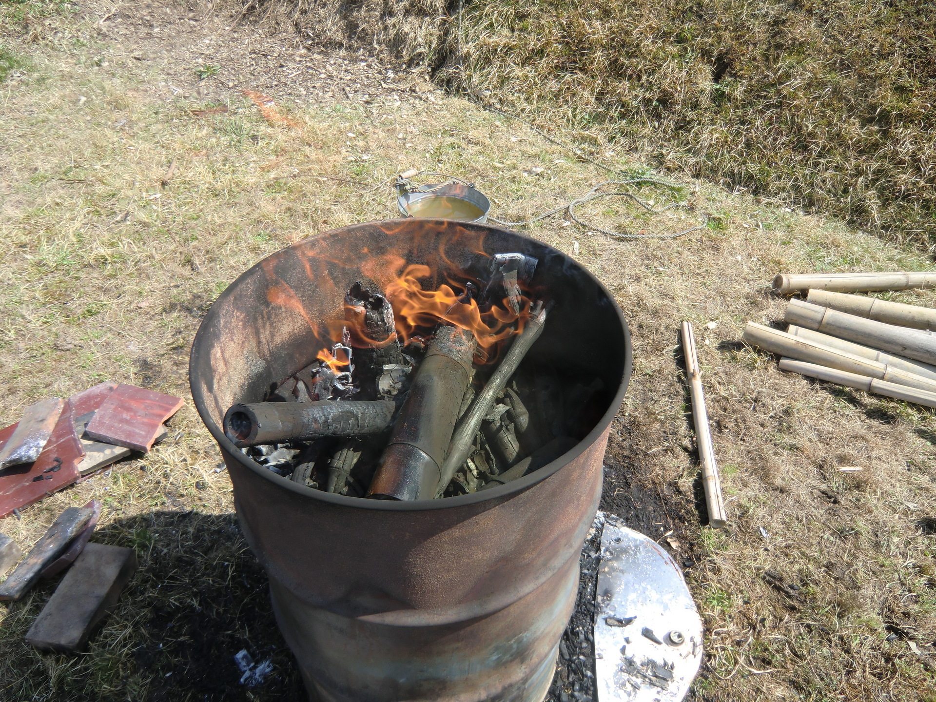 ドラム缶で より簡単に竹炭を作る 開放型竹炭焼成法に再チャレンジ 莇生 の研究